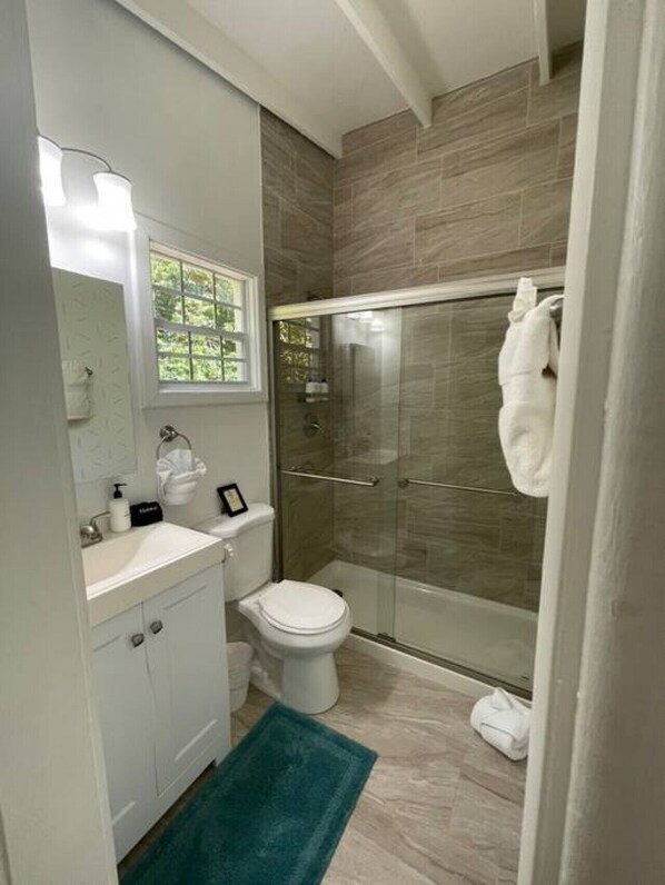 Sèche-cheveux, serviettes fournies