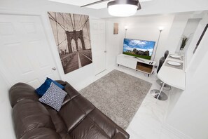 Smart TV - Renovated private basement suite apartment in East Toronto (Toronto)