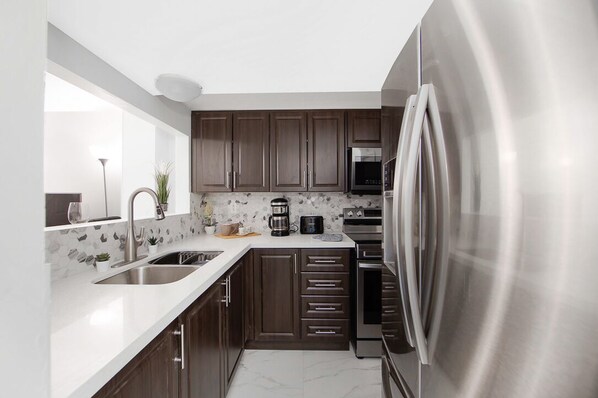 Fridge, microwave, oven, stovetop - Renovated private basement suite apartment in East Toronto (Toronto)