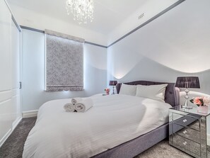 3 عدّة غرف نوم ومكواة/لوح كي وواي فاي وملاءات أسرّة