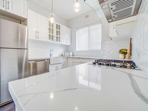 Fridge, microwave, oven, dishwasher - The Cottage - Lithgow (Lithgow)