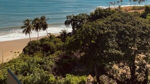 A beach with palm trees and a clear sky. - Beach Eco Stays Hotel Boutique Lagoinha (Paraipaba)