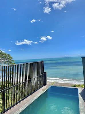 Een 32-inch smart-tv met satellietzenders en televisie