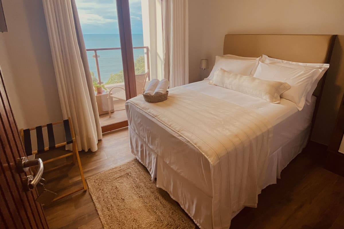 Suíte 306 Quarto Duplo Deluxe com varanda e vista do mar | Premium bedding, pillow-top beds, minibar, in-room safe