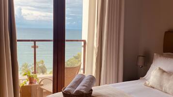 Suíte 306 Quarto Duplo Deluxe com varanda e vista do mar | 高档床上用品、加厚床垫、迷你吧、客房内保险箱