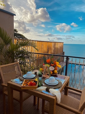 Een 32-inch smart-tv met satellietzenders en televisie