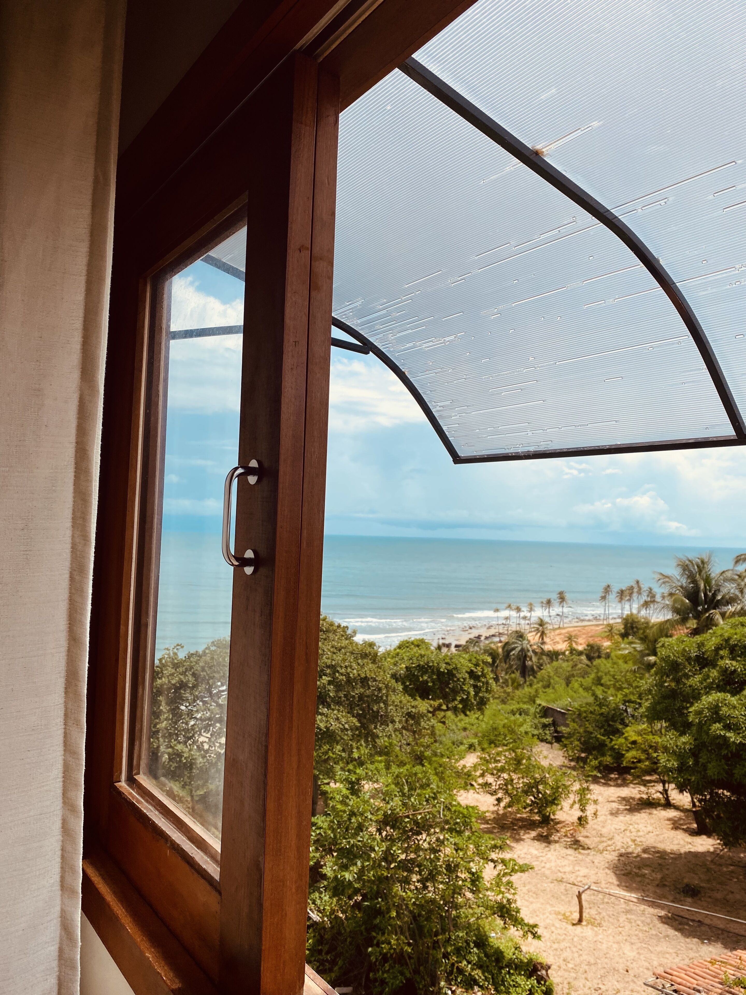 Suíte 304 Quarto Duplo Deluxe com vista lateral do mar | Ylelliset vuodevaatteet, pillowtop-patjalliset sängyt, minibaari