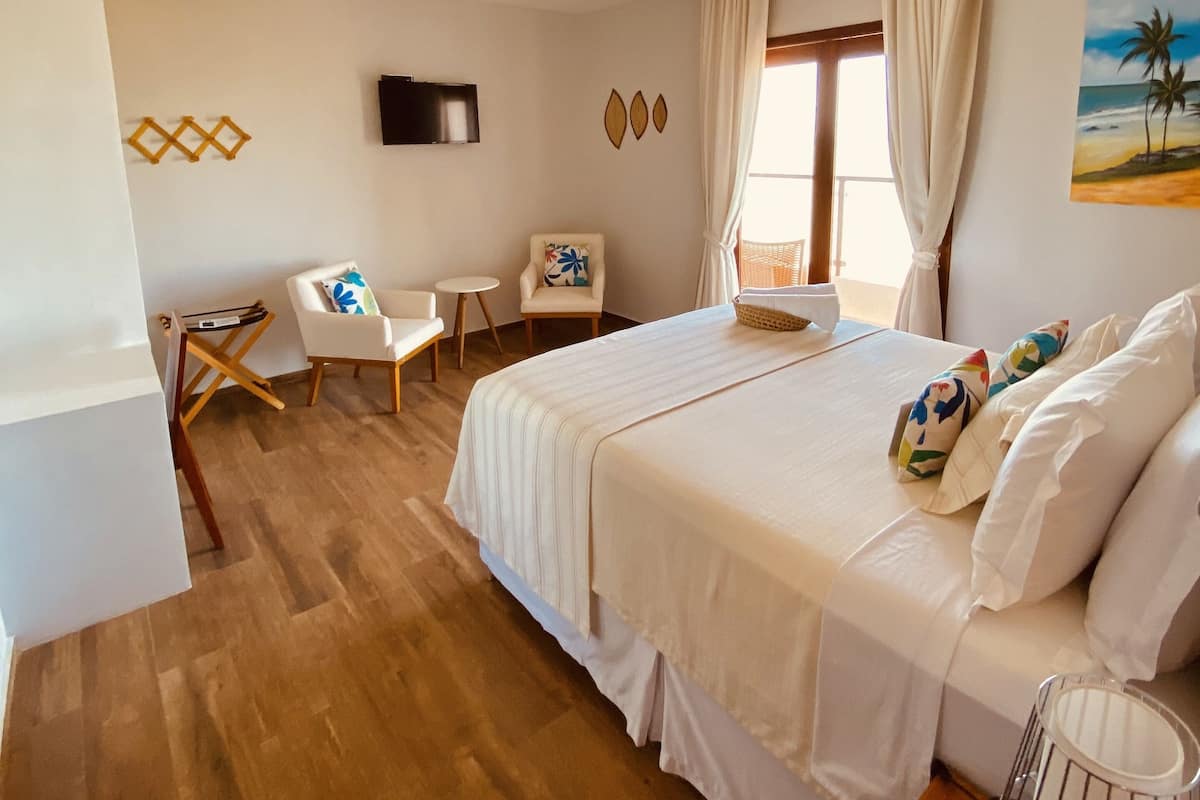 Suíte 303 Quarto Duplo Deluxe com Varanda e Vista do Mar | Premium bedding, pillow-top beds, minibar, in-room safe