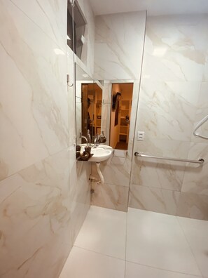 Suíte 102 Quarto Duplo- Acesso para hóspedes com mobilidade reduzida | Bathroom | Shower, hair dryer, towels, soap - Beach Eco Stays Hotel Boutique Lagoinha (Paraipaba)