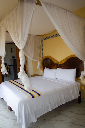 Family Room | In-room safe, free WiFi, bed sheets - Hotel Happy Beach (Zihuatanejo)