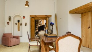 Khu vực ăn uống tại phòng