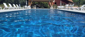 Spacious Townhome with breathtaking views of Mount Snow. 5 min Shuttle to ski