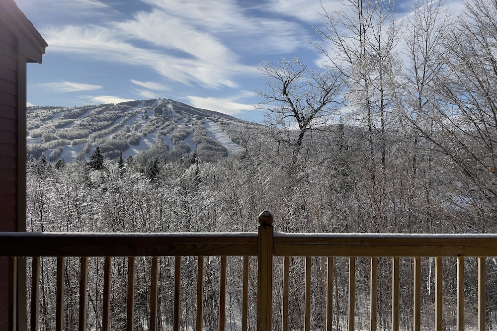 Spacious Townhome with breathtaking views of Mount Snow. 5 min by Shuttle.