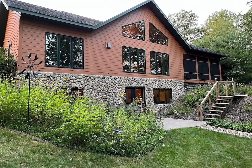 Beautiful Private Chippewa Flowage Lake Home
September - May Discounts