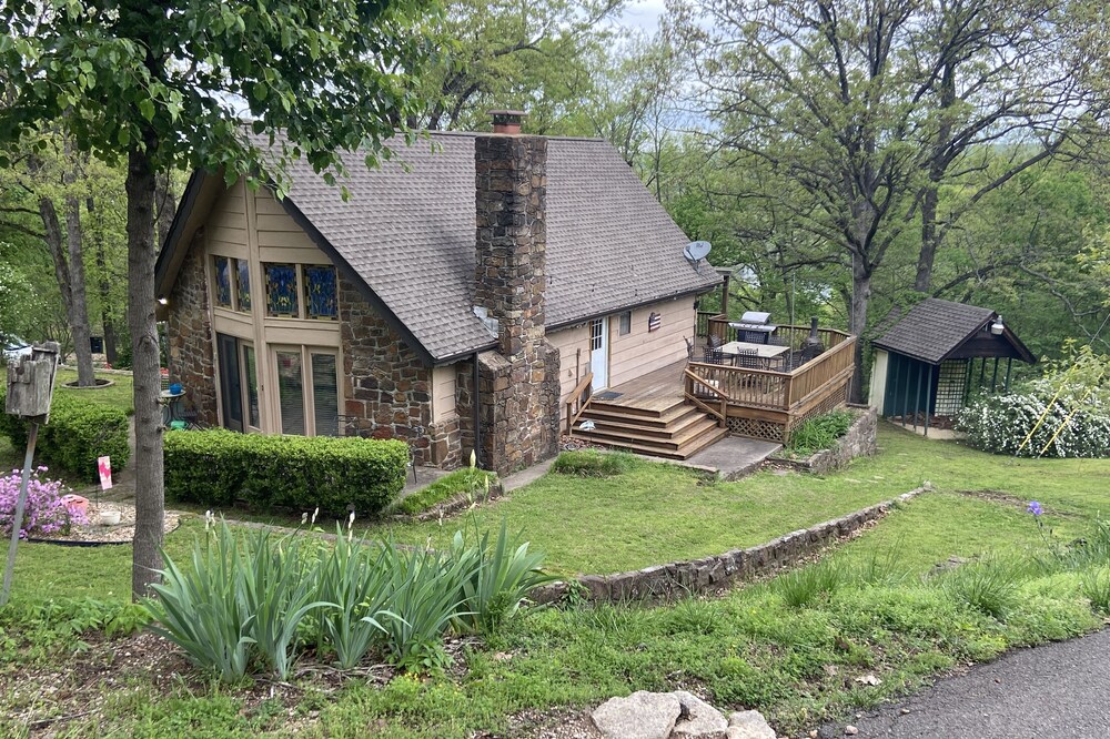 “Iris Cottage” - Cozy Cabin that Sleeps 10