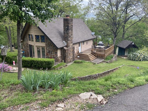 “Iris Cottage” - Cozy Cabin that Sleeps 10