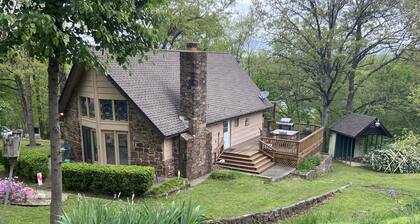 “Iris Cottage” - Cozy Cabin that Sleeps 10