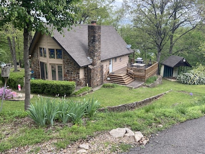 “Iris Cottage” - Cozy Cabin that Sleeps 10