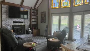 Älytelevisio, takka, videopelejä, DVD-soitin