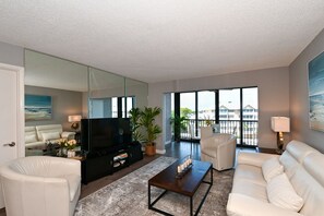 TV, books - Siesta Key Beach Condo! 2/2 Perfect For Your Beach Vacation! (Sarasota)