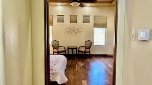 4 bedrooms, desk, free WiFi, bed sheets - A Big House (Albuquerque)