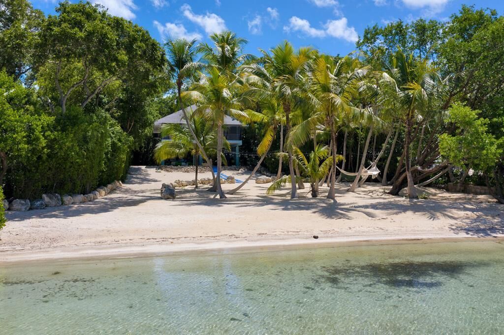 Perfect getaway for couple on private bayfront property (Bring your boat!)