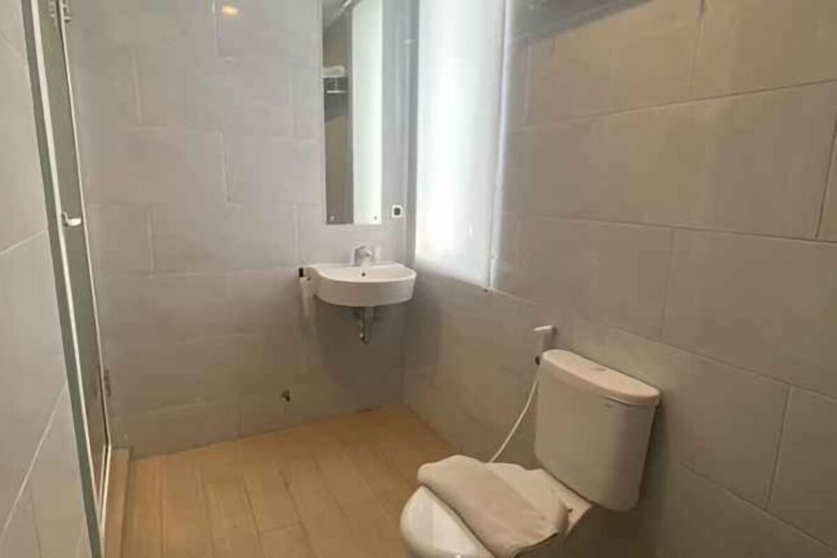 Bathroom | Shower, rainfall showerhead, free toiletries, bidet