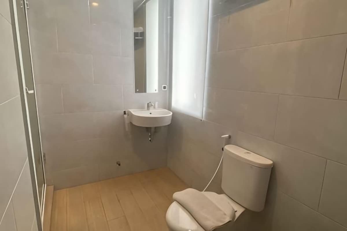 Bathroom | Shower, rainfall showerhead, free toiletries, bidet