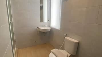 Shower, rainfall showerhead, free toiletries, bidet