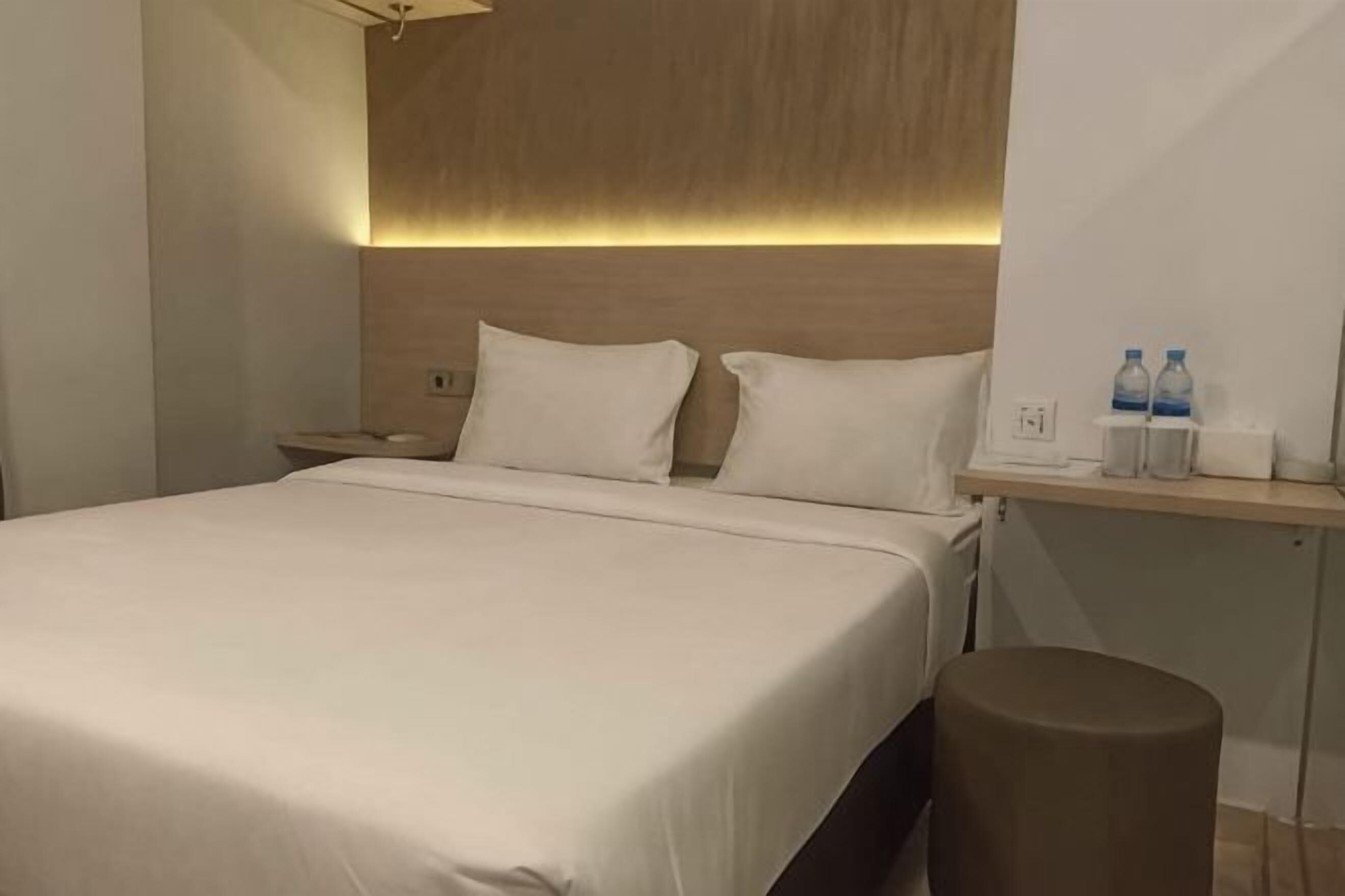 Desk, free WiFi, bed sheets