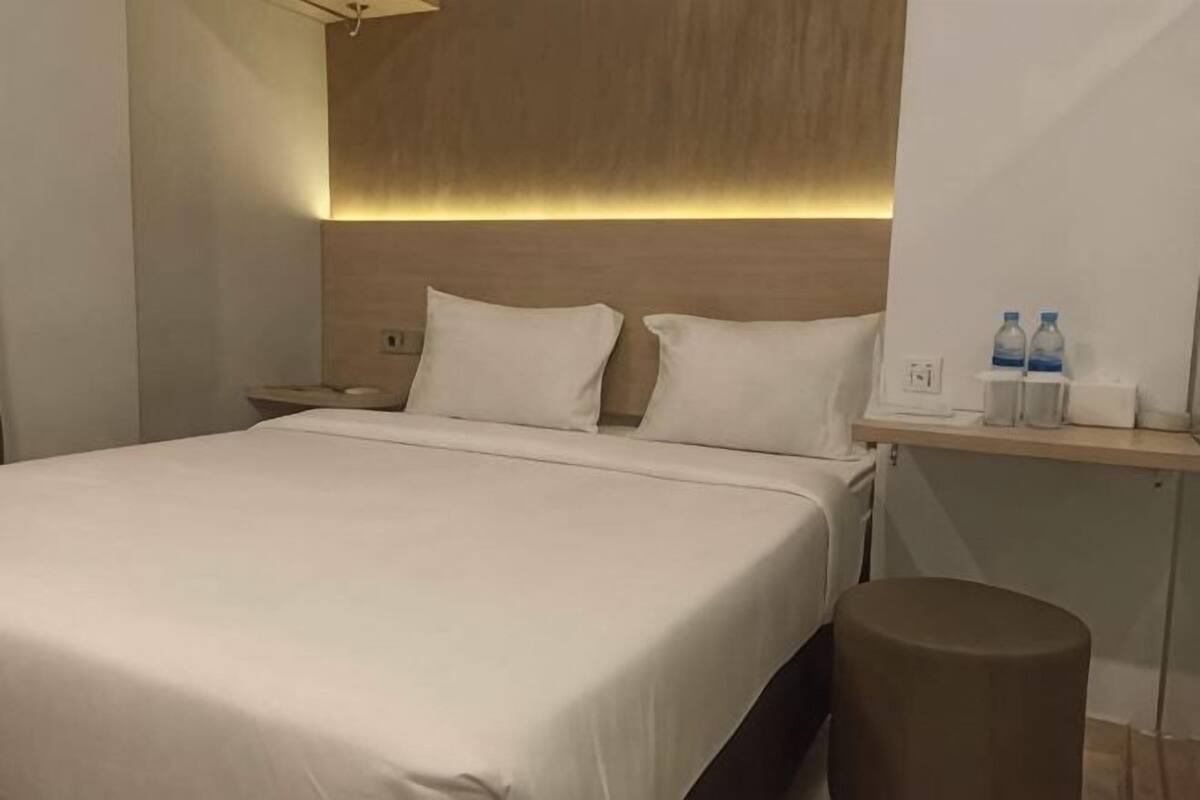 Desk, WiFi (free), bed sheets