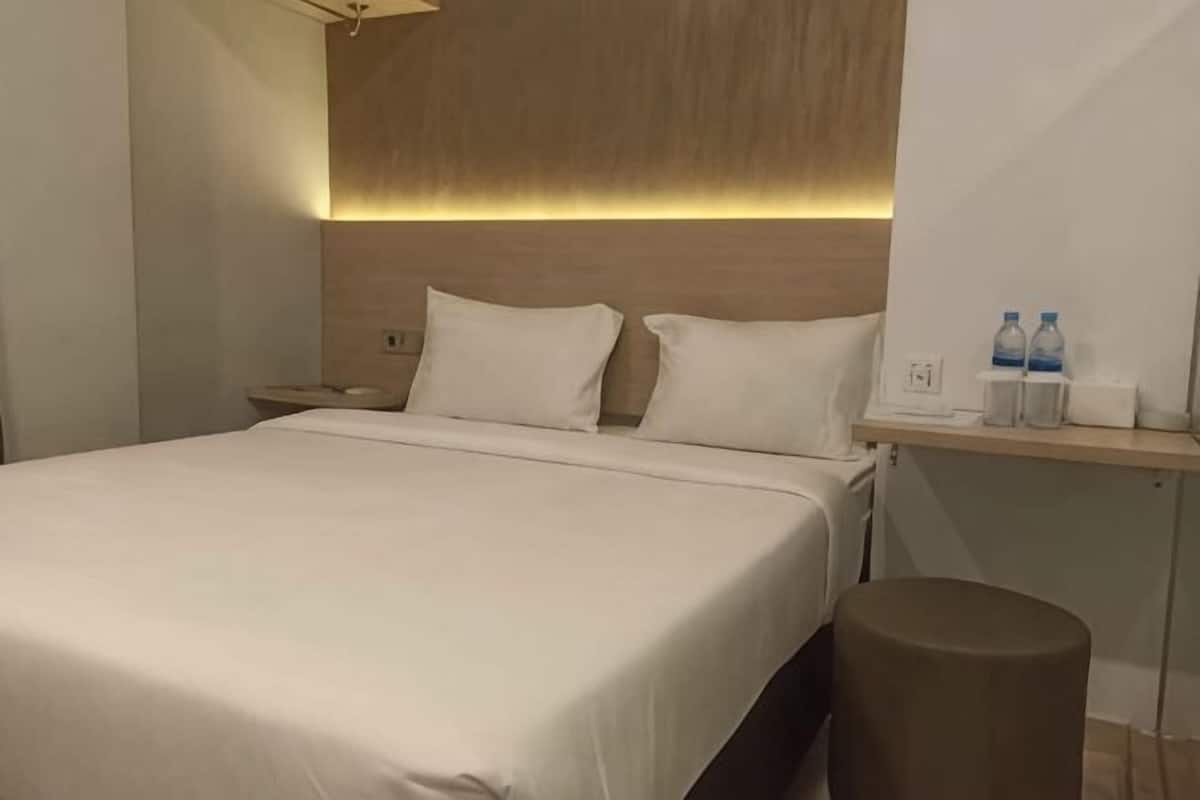 Escritorio, wifi gratis y ropa de cama