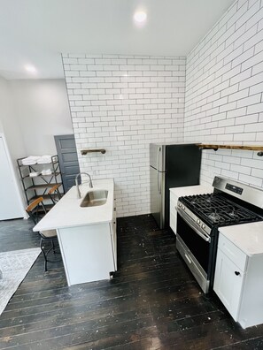 Frigorífico, microondas, horno y placa de cocina