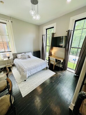 1 bedroom, desk, WiFi, bed sheets - Lovely Studio in the Hills of Eden (Cincinnati)