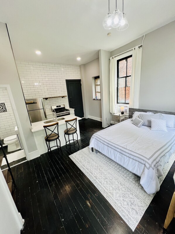 1 bedroom, desk, WiFi, bed sheets - Lovely Studio in the Hills of Eden (Cincinnati)