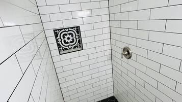 淋浴设施、毛巾、肥皂、卫生纸