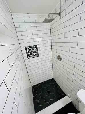 Shower, towels, soap, toilet paper - Lovely Studio in the Hills of Eden (Cincinnati)