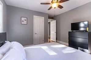 5 habitaciones, escritorio, tabla de planchar con plancha y wifi