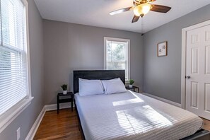 6 habitaciones, escritorio y tabla de planchar con plancha 
