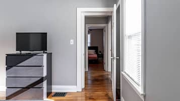 6 Schlafzimmer, Schreibtisch, Bügeleisen/Bügelbrett, Reisekinderbett