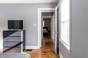 6 bedrooms, desk, iron/ironing board, travel cot