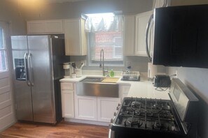 Refrigerador, microondas, horno y parrilla de estufa 