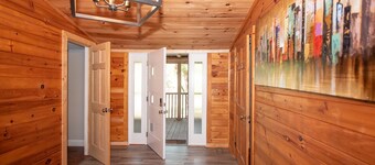 Serene 3 Bedroom home on quiet 10acre 6 queen beds