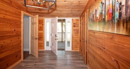 Serene 3 Bedroom home on quiet 10acre 6 queen beds