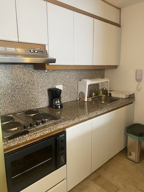 Refrigerador con congelador, cafetera y tetera y utensilios de cocina