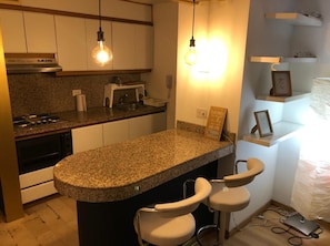 Full-size fridge, coffee/tea maker, cookware/dishes/utensils - Urban Studio Long Stay Zona T GYM (Bogotá)