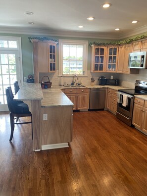 Køleskab, mikrobølgeovn, ovn, kogeplade