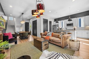 Smart TV, chimenea, futbolito y tenis de mesa 