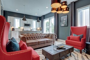 Smart TV, caminetto, tavolo da calcetto, tavolo da ping pong