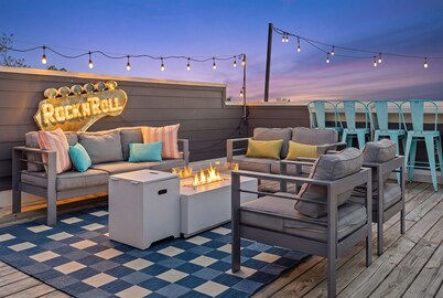 Fall Special * Free Park * Rooftop Bar w/ Fire Pit * Epic Game Rm